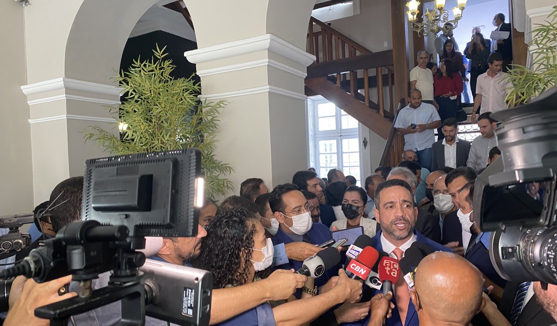 Aliados questionam ausência de Renan Filho na formalização da candidatura de Dantas ao Governo