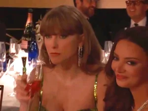 [Vídeo]: Jo Koy causa climão com Taylor Swift no Globo de Ouro