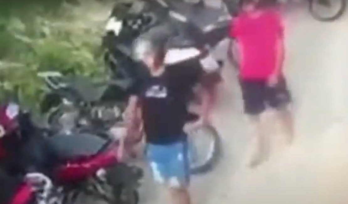 Câmeras flagram homens furtando motos na praia do Francês