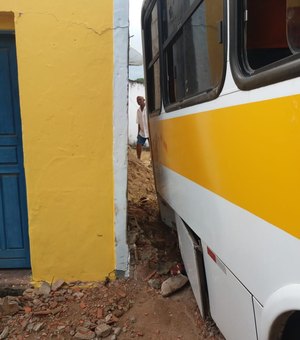 Pedestre fica preso entre muro e ônibus escolar em São Miguel do Campos
