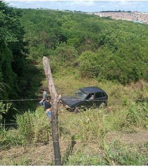 Condutor perde controle e veículo capota na AL - 115, em Arapiraca