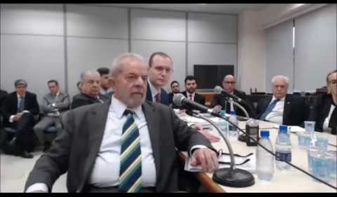 Lula é interrogado em processo que apura reformas feitas em sítio de Atibaia