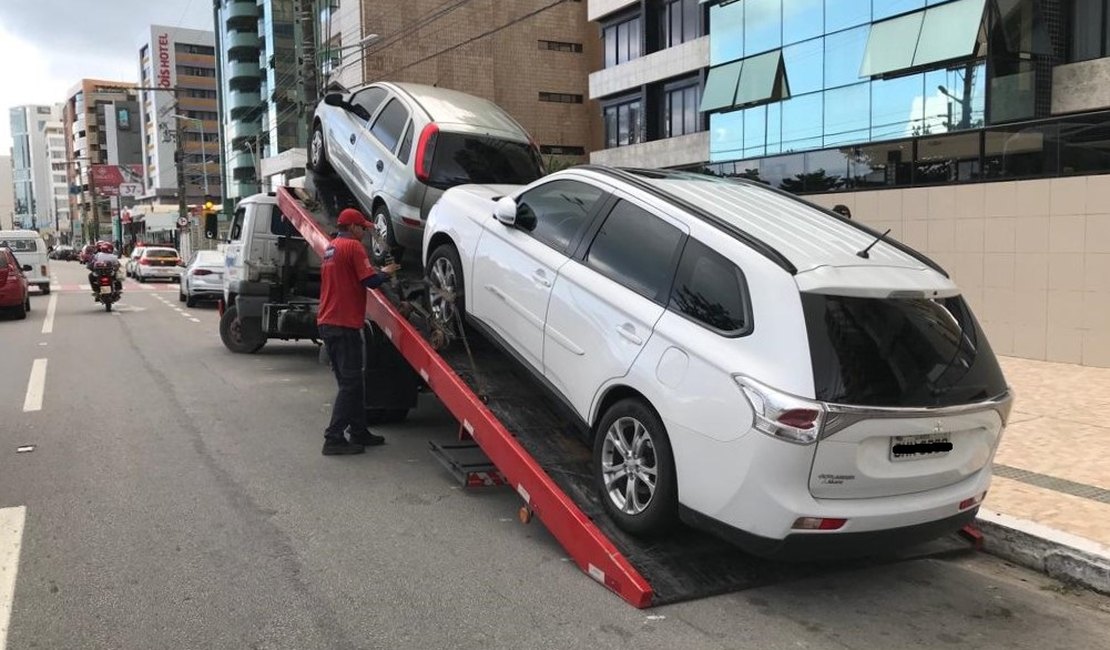SMTT remove veículos estacionados irregularmente em Maceió