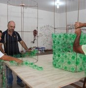 Artesãos coletam material reciclado para Natal de Arapiraca