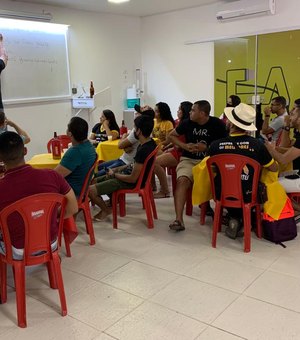 Cursinho de Arapiraca monta 'bar' em sala de aula para protestar contra proibição das atividades