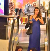 Namorada de Rodrigo Santoro exibe barriguinha de grávida durante passeio 