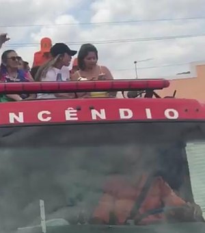 Marta é recebida com festa e caminhão dos bombeiros em Dois Riachos