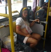 Passageiros fazem chá de fraldas em ônibus e emocionam ambulante grávida