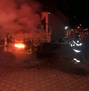 Caminhão baú incendeia durante a madrugada na Ponta Grossa