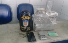 Suspeito e material apreendido foram levados para Central de Flagrantes I, no bairro do Pinheiro 