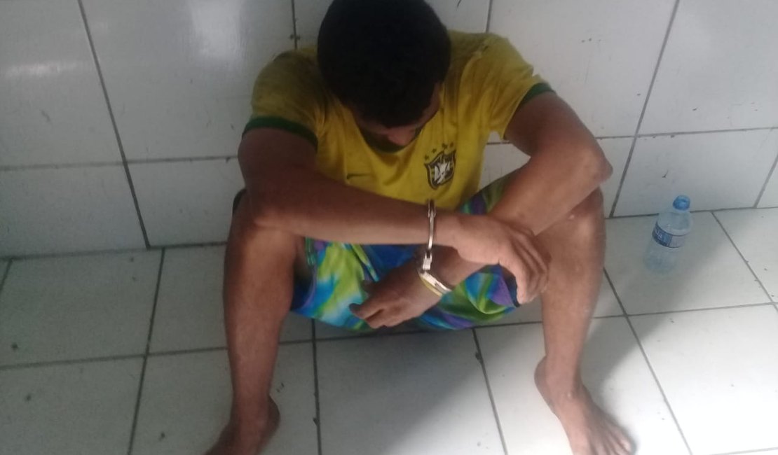Polícia prende homem furtando porta de prédio no Centro de Maceió 