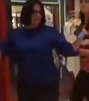 Vendedor que filmou Damares Alves em loja de roupas é demitido