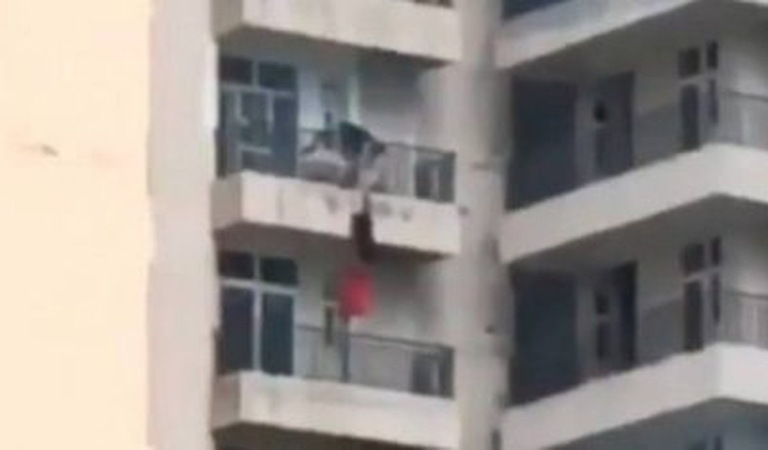 Marido tenta segurar por três minutos, mas mulher cai do 9º andar de prédio