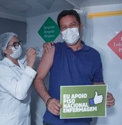 Rodrigo Cunha se vacina contra a covid-19 e reafirma apoio a profissionais de enfermagem