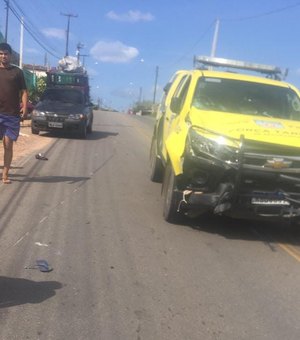 Moto colide em carro da polícia e cachorro come dedo de vítima em Feira Grande