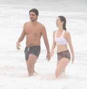 Nathalia Dill e o noivo, Pedro Curvello, jogam vôlei e mergulham em praia do Rio