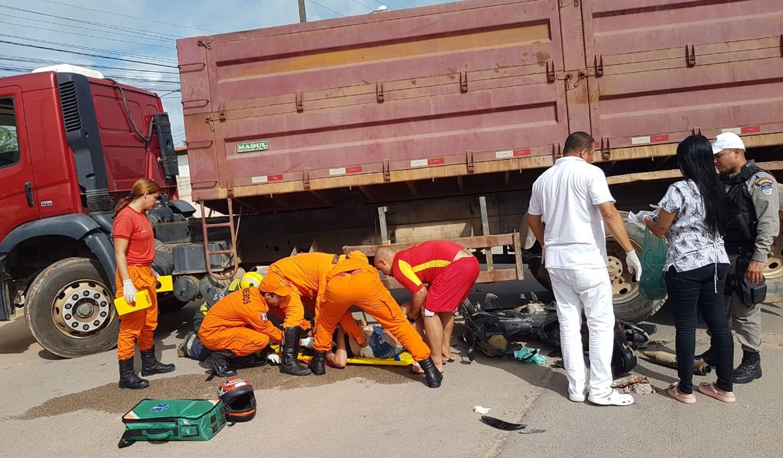 Colisão entre caminhão e moto deixa mulher ferida em Maragogi