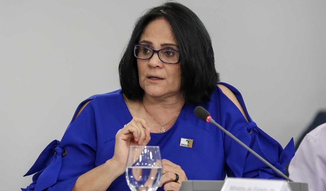 Damares diz que Brasil enfrenta 'epidemia de suicídio'