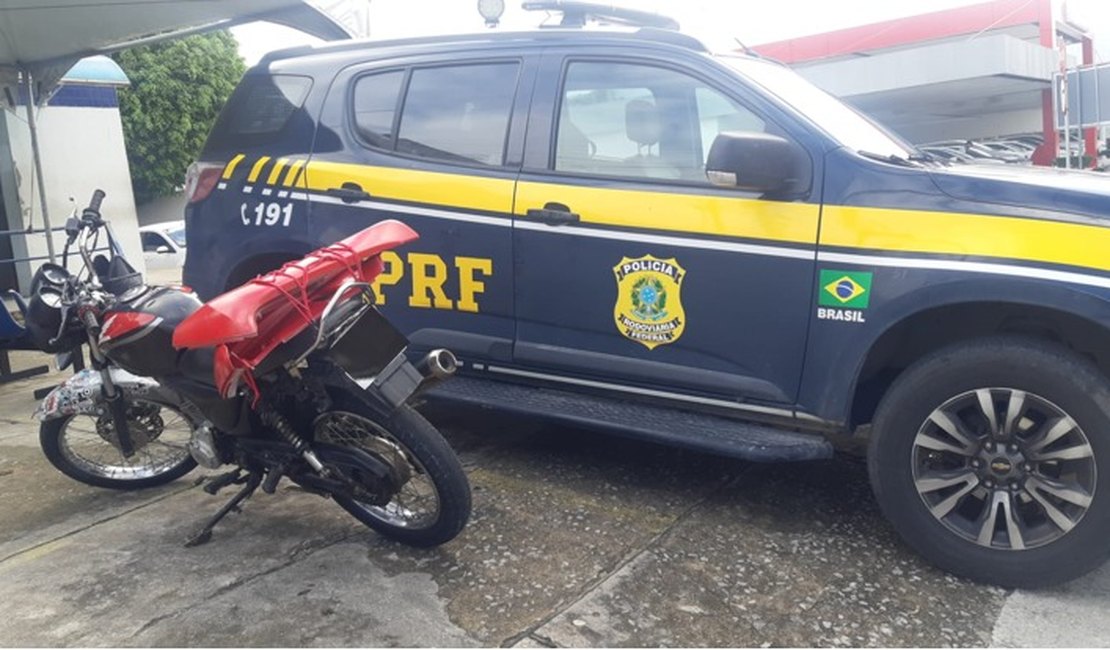 Homem é preso com motociclista roubada na BR 101, em Rio Largo