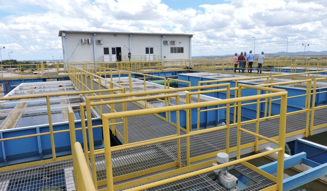 Casal amplia rede de abastecimento de água no Rio Novo, em Maceió