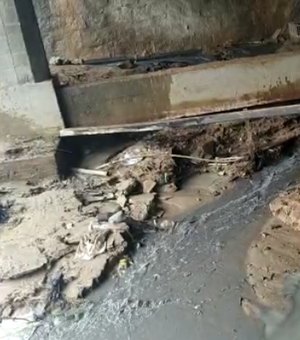 [Video] População denuncia despejo de esgoto em Riacho de Guaxuma 