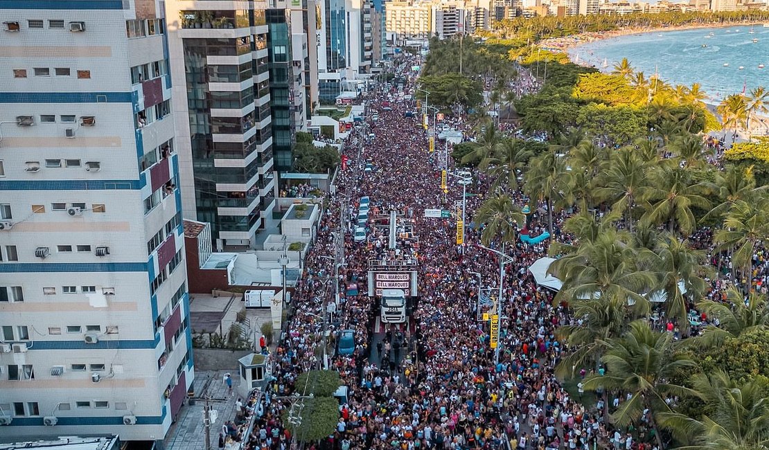 Bell Marques volta a arrastar multidão na orla de Maceió no primeiro dia de 2024