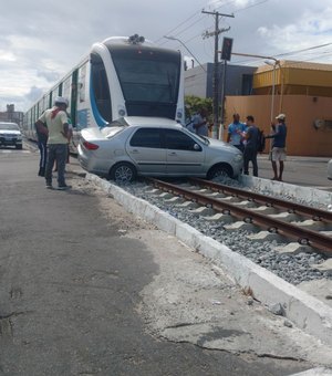 Após colidir em VLT, carro é arrastado no bairro Poço