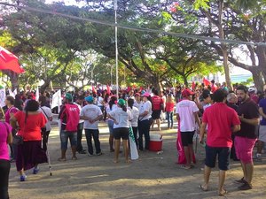 Categorias paralisam atividades e realizam ato contra a reforma trabalhista em Maceió