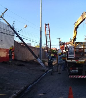 [Vídeo] Caminhão derruba poste e deixa trecho sem energia em Arapiraca