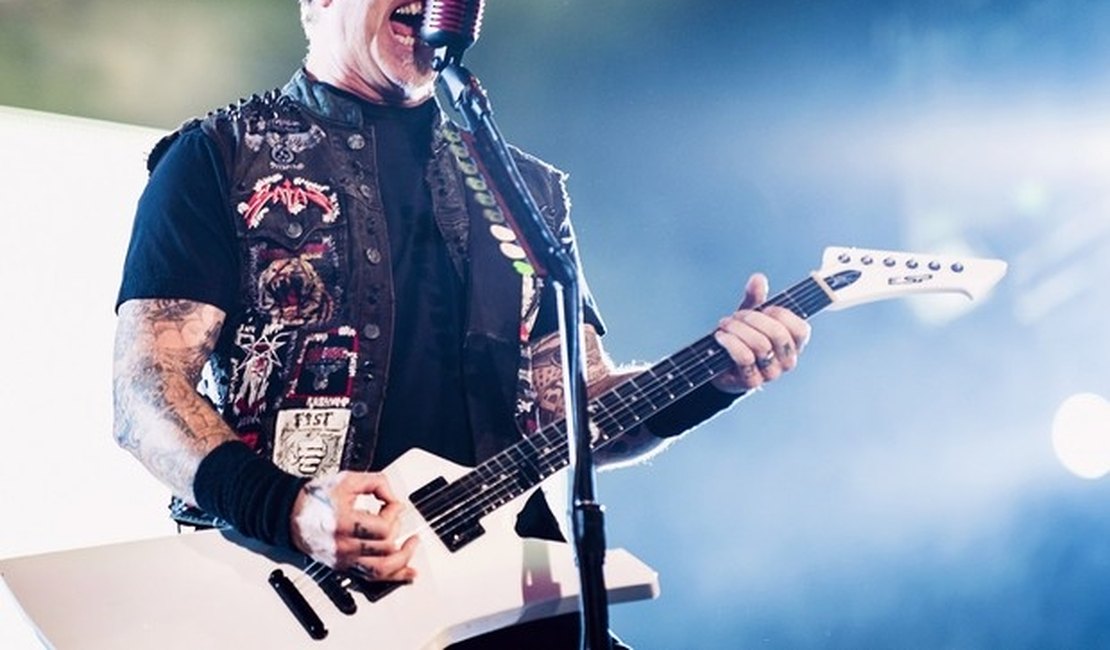 Show do Metallica tem fãs no palco, falhas no som e interrupção