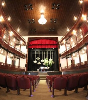 Mais antigo teatro de Alagoas reabre as portas ao público