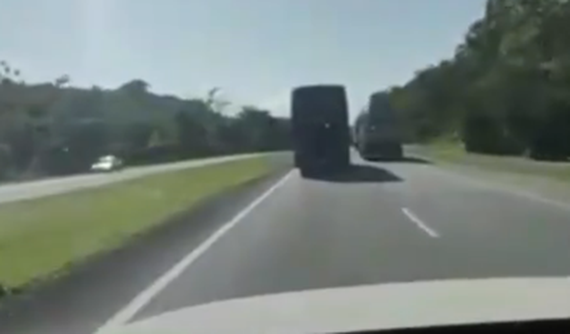Ônibus de dupla sertaneja é filmado por motorista a mais de 130Km/h momentos antes do acidente