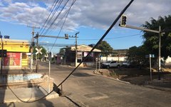 Caminhão derruba fios de energia elétrica em Arapiraca