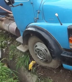 Caminhão-pipa atola em buraco e ameaça tombar no bairro Capiatã