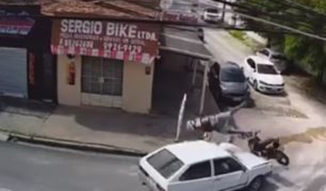 [Vídeo] Motociclista voa após colidir com carro, em Maceió