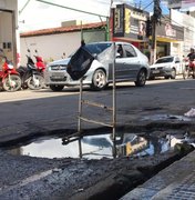 Moradores de Arapiraca denunciam cratera que vem prejudicando a população há mais de 3 meses