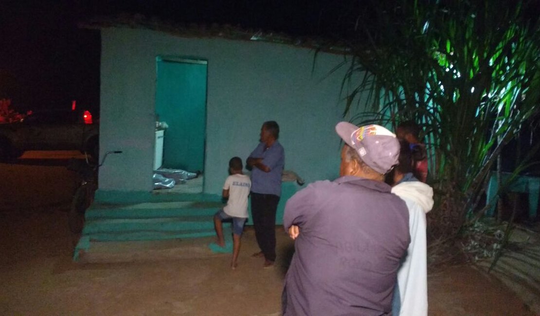 Homem é executado a tiros dentro da casa da mãe em Arapiraca