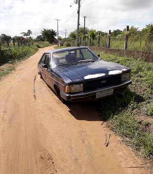 Carro é encontrado abandonado em zona rural de Palmeira