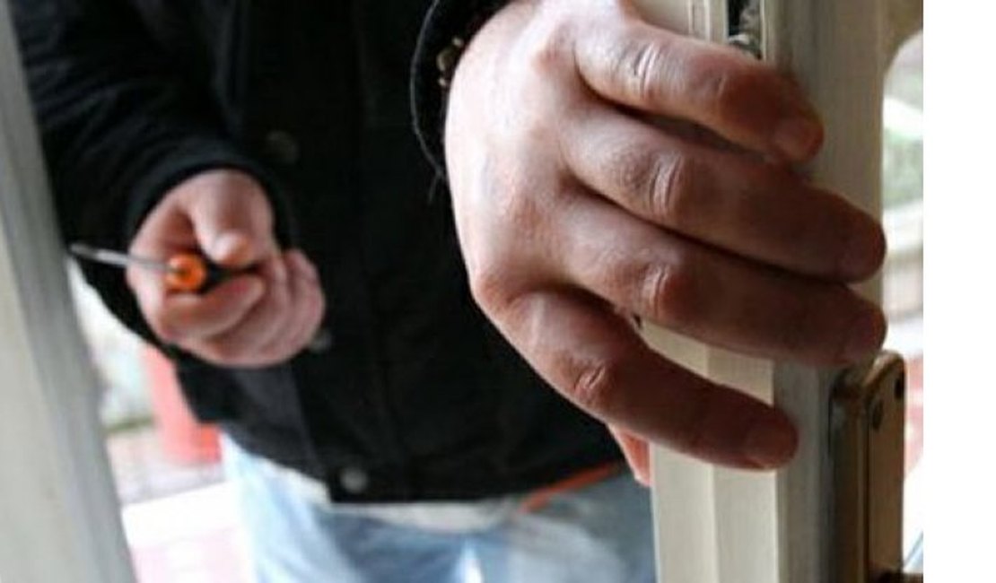 Filhos acusam pai de ordenar furto em residência
