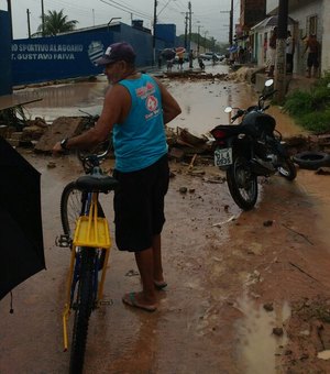 Após fortes chuvas, galeria rompe e inunda casas no bairro Mutange