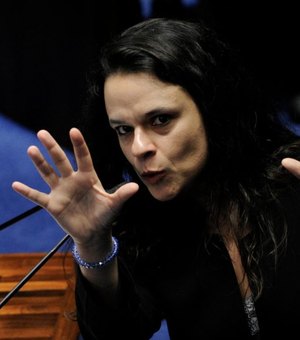 Janaina Paschoal defende que Eduardo recuse convite de Bolsonaro