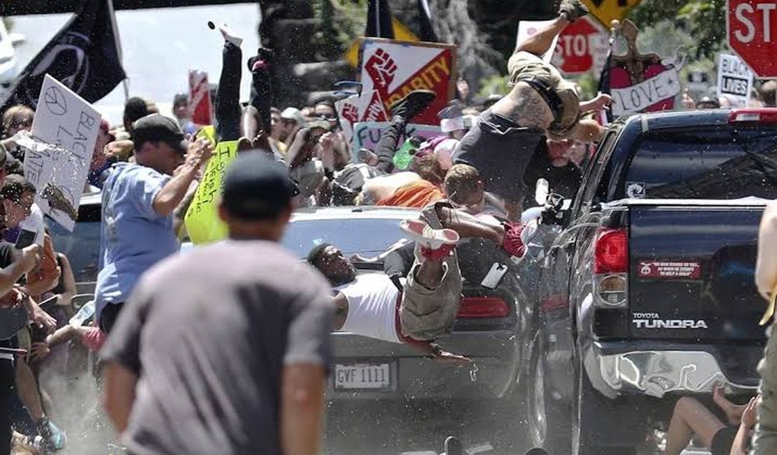 Americanos contrários a atos antirracismo usam carros e armas para atacar manifestantes