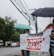 Jornalistas alagoanos fazem ato na Avenida Fernandes Lima no 7º dia de greve 