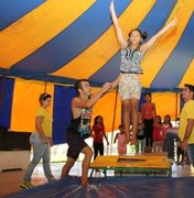 Campeão de Ginástica dá aula a crianças na Escola de Circo