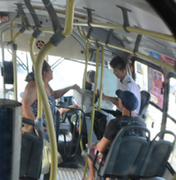 Suspeito tenta praticar assalto em ônibus, mas é espancado por passageiros