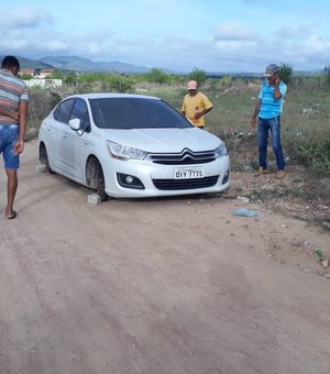 Veículo com placa de Maceió é encontrado sem as quatro rodas em Canapi