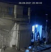 Câmeras de segurança flagram assalto a moradores do jacintinho