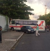 Ônibus da PM derruba muro de hospital e colide em carros