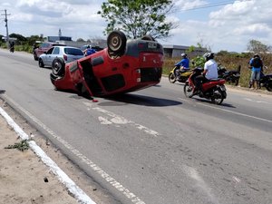 Carro capota após acidente na Avenida José Alexandre, em Arapiraca