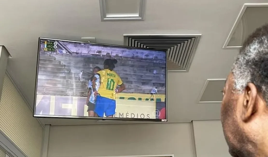 Filha de Pelé posta foto do pai vendo Marta em ação pela seleção